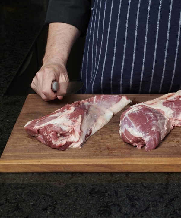 Fleischhauer zerlegt zwei Stücke Lammfleisch