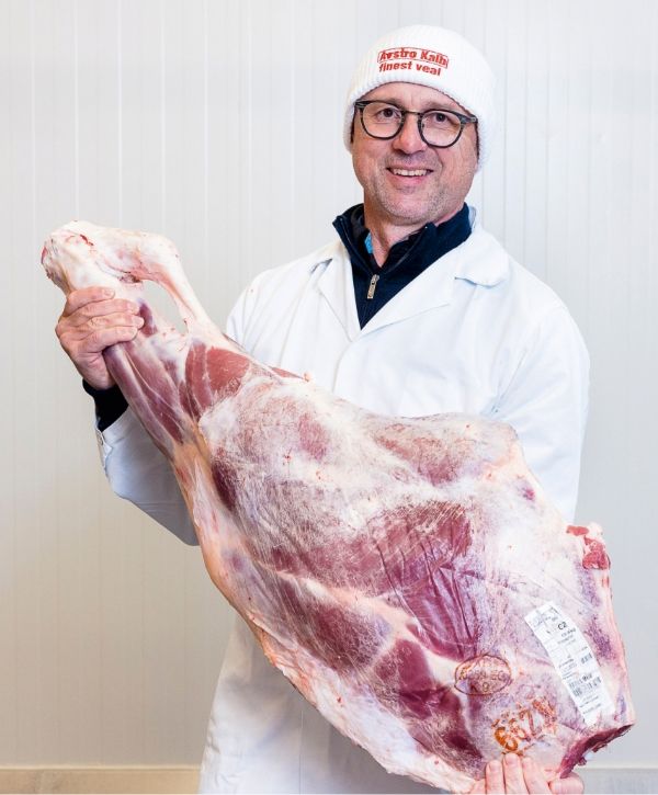 Ein Fleischhauer mit einem Stück Kalbfleisch